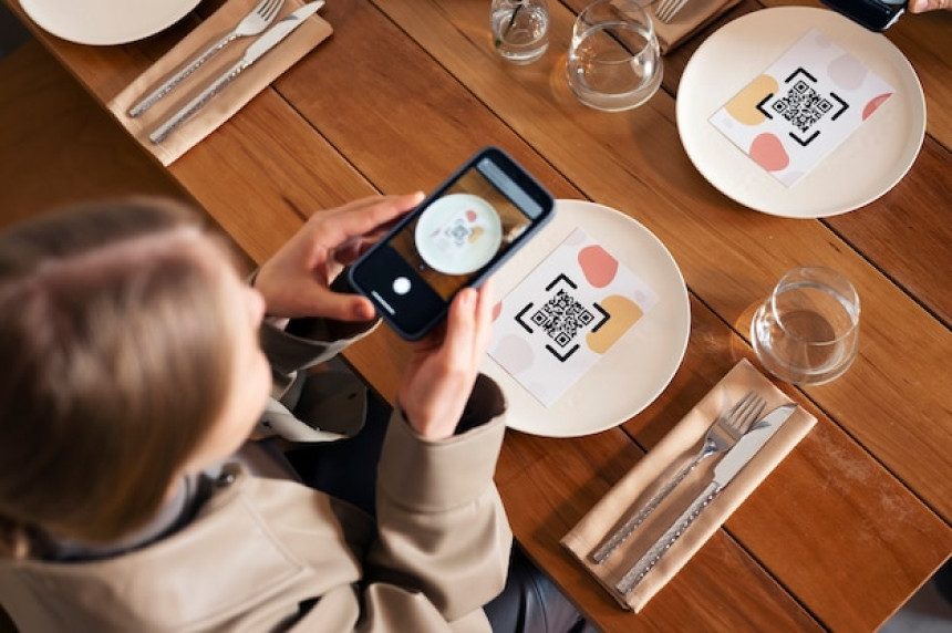 What is the financial and technical cost of implementing QR menus in restaurants?